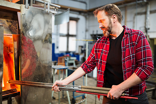 포토 JPG 서양인 외국인 응시 남자 예술 40대 중년 유리 실내 한명 서기 들기 사람 상반신 옆모습 아궁이 공예 파이프 체코 유리공예 중년남자한명만 국내포토 1 시선 유럽 뷰포인트 모션 재질 인종 성인 취미 내부 남자한명만 중년남자만 파일형식