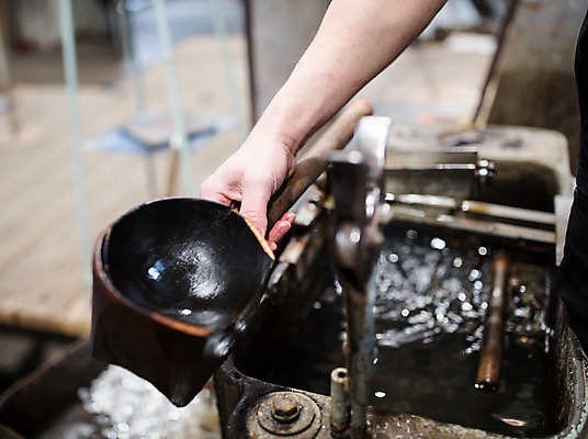 포토 JPG 서양인 외국인 손 남자 예술 40대 중년 유리 실내 한명 서기 들기 사람 신체부위 공예 체코 나무판자 유리공예 중년남자한명만 국내포토 1 유럽 모션 재질 인종 성인 취미 내부 목재 남자한명만 중년남자만 파일형식