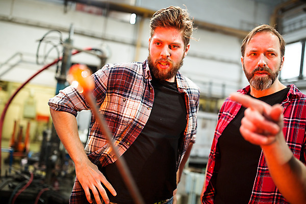 포토 JPG 서양인 외국인 손 응시 남자 예술 40대 중년 허리손 유리 실내 서기 사람 상반신 20대 성인 두명 앞모습 신체부위 가리킴 공예 파이프 체코 유리공예 남자만 국내포토 시선 유럽 뷰포인트 포즈 모션 재질 인종 손짓 청년 취미 내부 파일형식