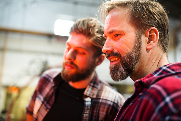 포토 JPG 서양인 외국인 응시 남자 예술 40대 중년 유리 실내 서기 사람 상반신 20대 성인 두명 옆모습 공예 체코 유리공예 남자만 국내포토 시선 유럽 뷰포인트 모션 재질 인종 청년 취미 내부 파일형식