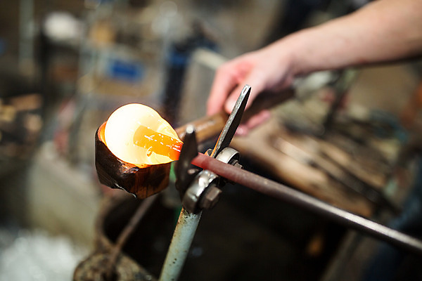 포토 JPG 서양인 외국인 손 남자 예술 유리 가위 실내 한명 서기 사람 20대 성인 신체부위 공예 파이프 체코 나무판자 유리공예 성인남자한명만 성인만 국내포토 1 유럽 모션 재질 문구용품 인종 청년 취미 내부 목재 남자한명만 성인남자만 파일형식