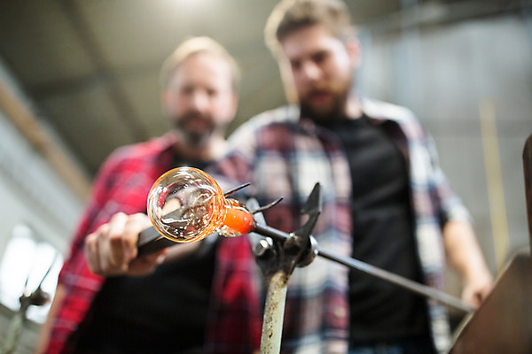 포토 JPG 서양인 외국인 응시 남자 예술 로우앵글 40대 중년 유리 실내 서기 사람 상반신 20대 성인 두명 앞모습 공예 파이프 체코 잭 유리공예 남자만 국내포토 시선 유럽 뷰포인트 모션 재질 인종 청년 취미 내부 파일형식