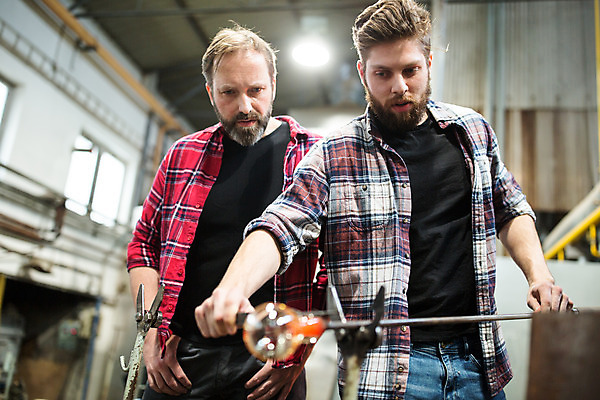포토 JPG 서양인 외국인 응시 남자 예술 로우앵글 40대 중년 유리 실내 서기 사람 상반신 20대 성인 두명 앞모습 공예 파이프 체코 잭 유리공예 남자만 국내포토 시선 유럽 뷰포인트 모션 재질 인종 청년 취미 내부 파일형식