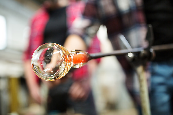 포토 JPG 서양인 외국인 응시 남자 예술 로우앵글 40대 중년 유리 실내 서기 사람 20대 성인 두명 앞모습 공예 파이프 체코 꽂음 유리공예 남자만 국내포토 시선 유럽 뷰포인트 모션 재질 인종 청년 취미 내부 파일형식