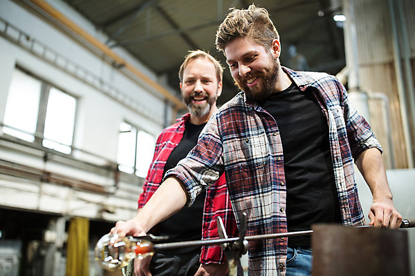 포토 JPG 서양인 외국인 응시 남자 예술 로우앵글 40대 중년 유리 실내 서기 미소 사람 상반신 20대 성인 두명 앞모습 공예 파이프 체코 유리공예 남자만 국내포토 시선 유럽 뷰포인트 모션 재질 표정 인종 청년 취미 내부 파일형식