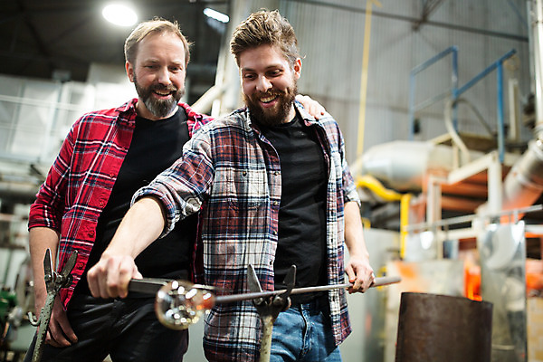 포토 JPG 서양인 외국인 응시 남자 예술 로우앵글 40대 중년 유리 실내 서기 미소 사람 상반신 20대 성인 두명 앞모습 공예 파이프 체코 잭 유리공예 남자만 국내포토 시선 유럽 뷰포인트 모션 재질 표정 인종 청년 취미 내부 파일형식