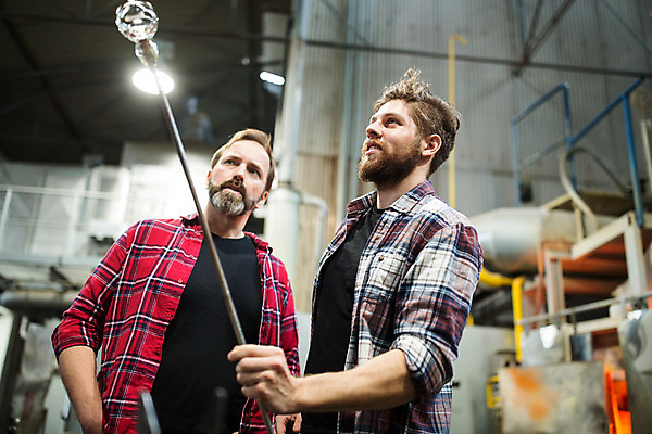 포토 JPG 서양인 외국인 응시 남자 예술 로우앵글 40대 중년 유리 실내 서기 미소 사람 상반신 20대 성인 두명 앞모습 옆모습 공예 체코 유리공예 남자만 국내포토 시선 유럽 뷰포인트 모션 재질 표정 인종 청년 취미 내부 파일형식