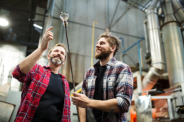 포토 JPG 서양인 외국인 응시 남자 예술 로우앵글 40대 중년 유리 실내 서기 미소 사람 상반신 20대 성인 두명 앞모습 옆모습 공예 체코 유리공예 남자만 국내포토 시선 유럽 뷰포인트 모션 재질 표정 인종 청년 취미 내부 파일형식