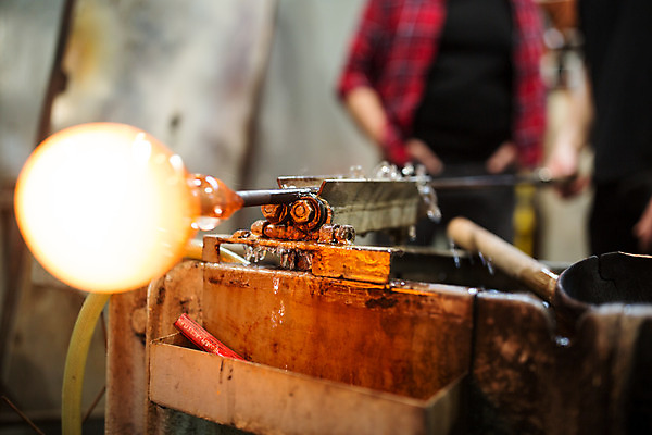포토 JPG 서양인 외국인 남자 예술 40대 중년 유리 실내 서기 사람 20대 성인 두명 앞모습 공예 파이프 체코 꽂음 유리공예 남자만 국내포토 유럽 뷰포인트 모션 재질 인종 청년 취미 내부 파일형식