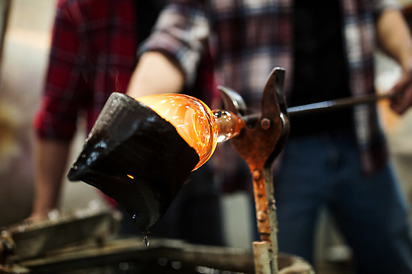 포토 JPG 서양인 외국인 손 남자 예술 40대 중년 유리 실내 서기 사람 20대 성인 두명 앞모습 공예 파이프 체코 나무판자 유리공예 남자만 국내포토 유럽 뷰포인트 모션 재질 인종 청년 취미 내부 목재 신체부위 파일형식