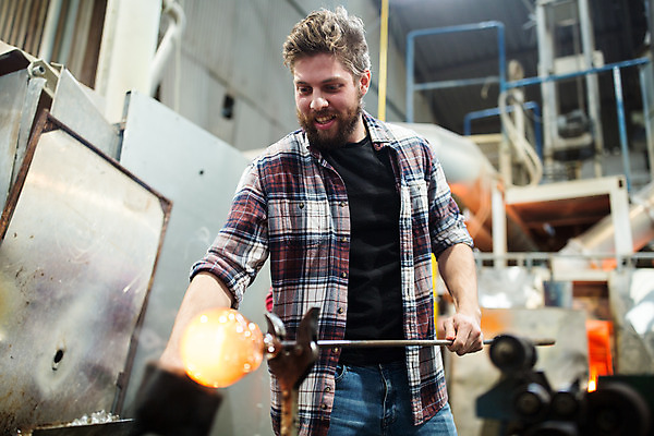 포토 JPG 서양인 외국인 손 남자 예술 로우앵글 유리 실내 한명 서기 미소 사람 상반신 20대 성인 앞모습 공예 파이프 체코 나무판자 유리공예 성인남자한명만 성인만 국내포토 1 유럽 뷰포인트 모션 재질 표정 인종 청년 취미 내부 목재 신체부위 남자한명만 성인남자만 파일형식