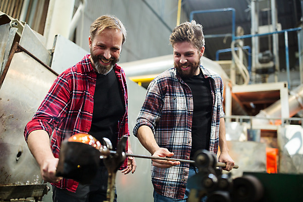 포토 JPG 서양인 외국인 손 남자 예술 로우앵글 40대 중년 유리 실내 서기 미소 사람 상반신 20대 성인 두명 앞모습 공예 파이프 체코 나무판자 유리공예 남자만 국내포토 유럽 뷰포인트 모션 재질 표정 인종 청년 취미 내부 목재 신체부위 파일형식