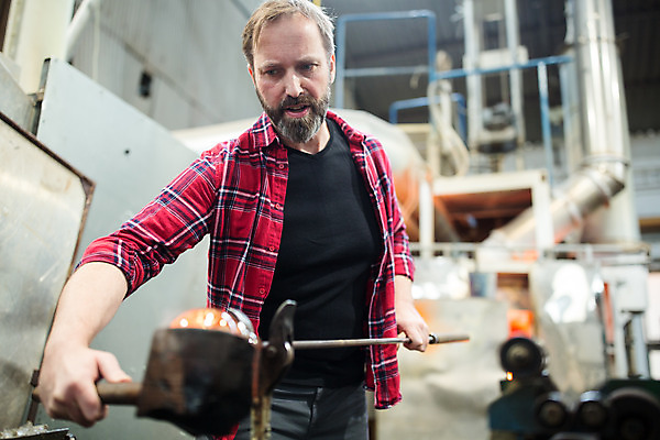 포토 JPG 서양인 외국인 손 남자 예술 40대 중년 유리 실내 한명 서기 사람 상반신 앞모습 공예 파이프 체코 나무판자 유리공예 중년남자한명만 국내포토 1 유럽 뷰포인트 모션 재질 인종 성인 취미 내부 목재 신체부위 남자한명만 중년남자만 파일형식