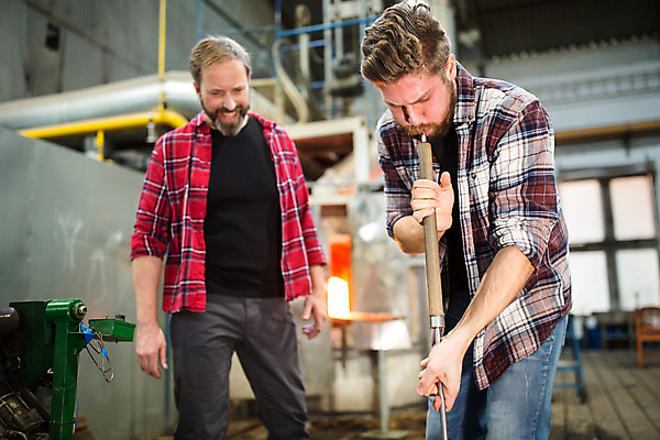포토 JPG 서양인 외국인 남자 예술 로우앵글 40대 중년 유리 실내 서기 미소 사람 상반신 20대 성인 두명 앞모습 잡기 불기 공예 파이프 체코 유리공예 남자만 국내포토 유럽 뷰포인트 모션 재질 표정 인종 청년 취미 내부 파일형식