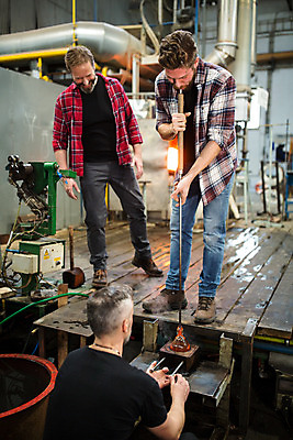 포토 JPG 전신 서양인 외국인 남자 예술 로우앵글 40대 중년 유리 실내 서기 미소 사람 20대 성인 앞모습 세명 잡기 불기 공예 파이프 체코 유리공예 남자만 국내포토 유럽 뷰포인트 모션 재질 표정 인종 청년 취미 내부 파일형식