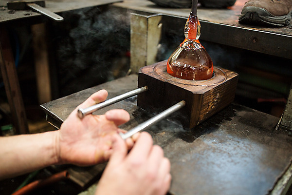 포토 JPG 서양인 외국인 손 남자 예술 40대 중년 유리 실내 사람 20대 성인 두명 신체부위 잡기 공예 체코 나무판자 유리공예 남자만 국내포토 유럽 모션 재질 인종 청년 취미 내부 목재 파일형식