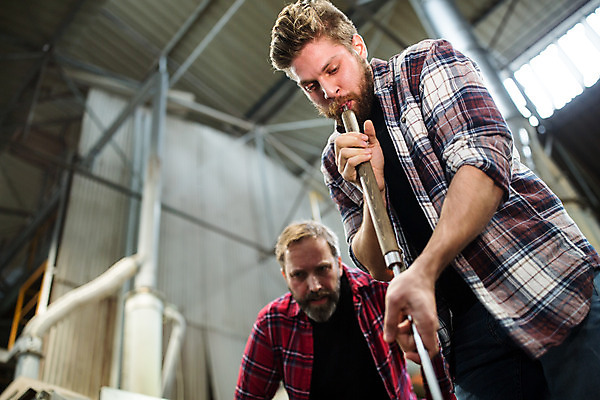 포토 JPG 서양인 외국인 남자 예술 로우앵글 40대 중년 유리 실내 서기 사람 상반신 20대 성인 두명 앞모습 잡기 불기 공예 파이프 체코 유리공예 남자만 국내포토 유럽 뷰포인트 모션 재질 인종 청년 취미 내부 파일형식