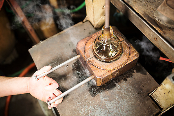 포토 JPG 서양인 외국인 손 남자 예술 40대 중년 유리 실내 사람 20대 성인 두명 잡기 공예 체코 나무판자 유리공예 남자만 국내포토 유럽 모션 재질 인종 청년 취미 내부 목재 신체부위 파일형식