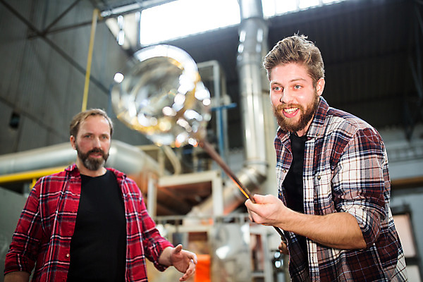 포토 JPG 서양인 외국인 남자 예술 40대 중년 유리 실내 서기 미소 들기 사람 상반신 20대 성인 두명 앞모습 잡기 공예 파이프 체코 유리공예 남자만 국내포토 유럽 뷰포인트 모션 재질 표정 인종 청년 취미 내부 파일형식