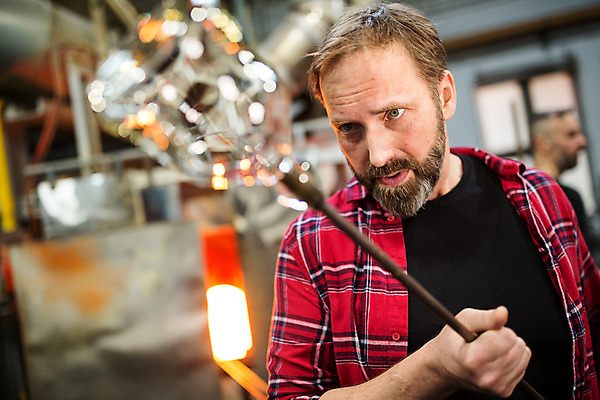 포토 JPG 서양인 외국인 남자 예술 40대 중년 유리 실내 한명 서기 들기 사람 상반신 앞모습 잡기 공예 파이프 체코 유리공예 중년남자한명만 국내포토 1 유럽 뷰포인트 모션 재질 인종 성인 취미 내부 남자한명만 중년남자만 파일형식