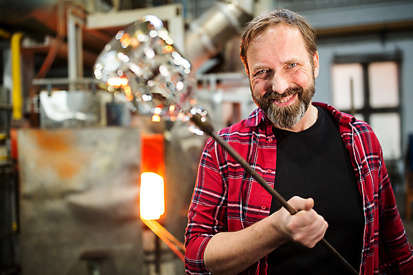 포토 JPG 서양인 외국인 남자 예술 40대 중년 유리 실내 한명 서기 미소 들기 사람 상반신 앞모습 잡기 공예 파이프 체코 유리공예 중년남자한명만 국내포토 1 유럽 뷰포인트 모션 재질 표정 인종 성인 취미 내부 남자한명만 중년남자만 파일형식