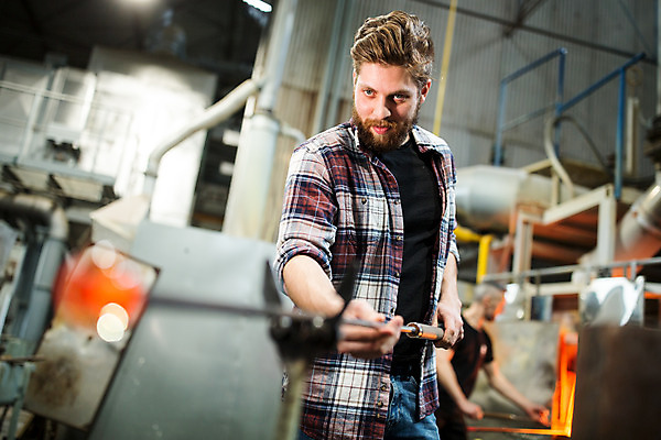 포토 JPG 서양인 외국인 남자 예술 유리 실내 한명 서기 미소 들기 사람 상반신 20대 성인 앞모습 잡기 공예 파이프 체코 유리공예 성인남자한명만 성인만 국내포토 1 유럽 뷰포인트 모션 재질 표정 인종 청년 취미 내부 남자한명만 성인남자만 파일형식