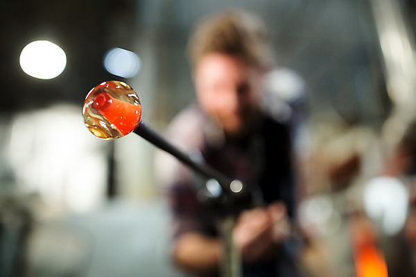 포토 JPG 서양인 외국인 남자 예술 유리 실내 한명 서기 들기 사람 상반신 20대 성인 앞모습 아웃포커스 공예 파이프 체코 유리공예 성인남자한명만 성인만 국내포토 1 유럽 뷰포인트 모션 재질 촬영기법 인종 청년 취미 내부 남자한명만 성인남자만 파일형식