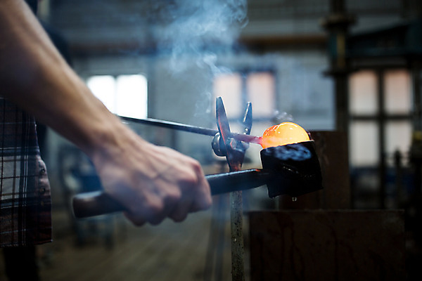 포토 JPG 서양인 외국인 남자 예술 유리 실내 한명 서기 들기 사람 상반신 20대 성인 옆모습 신체부위 잡기 공예 파이프 체코 나무판자 유리공예 성인남자한명만 성인만 국내포토 1 유럽 뷰포인트 모션 재질 인종 청년 취미 내부 목재 남자한명만 성인남자만 파일형식