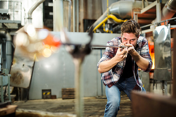 포토 JPG 서양인 외국인 남자 예술 유리 실내 한명 서기 들기 사람 상반신 20대 성인 앞모습 잡기 공예 파이프 체코 유리공예 성인남자한명만 성인만 국내포토 1 유럽 뷰포인트 모션 재질 인종 청년 취미 내부 남자한명만 성인남자만 파일형식