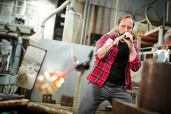 포토 JPG 서양인 외국인 남자 예술 40대 중년 유리 실내 한명 서기 들기 사람 상반신 앞모습 잡기 불기 공예 파이프 체코 유리공예 중년남자한명만 국내포토 1 유럽 뷰포인트 모션 재질 인종 성인 취미 내부 남자한명만 중년남자만 파일형식