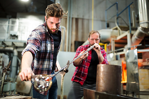 포토 JPG 서양인 외국인 남자 예술 40대 중년 유리 실내 서기 사람 상반신 20대 성인 두명 앞모습 잡기 불기 공예 파이프 체코 유리공예 남자만 국내포토 유럽 뷰포인트 모션 재질 인종 청년 취미 내부 파일형식