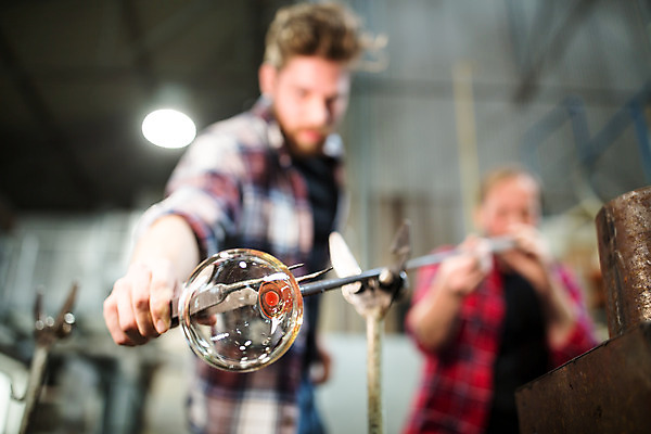 포토 JPG 서양인 외국인 남자 예술 40대 중년 유리 실내 서기 사람 상반신 20대 성인 두명 앞모습 잡기 불기 공예 파이프 체코 유리공예 남자만 국내포토 유럽 뷰포인트 모션 재질 인종 청년 취미 내부 파일형식