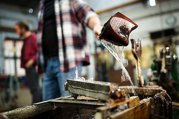 포토 JPG 서양인 외국인 응시 남자 예술 40대 중년 유리 실내 서기 사람 상반신 20대 성인 두명 앞모습 옆모습 잡기 씻기 공예 체코 나무판자 유리공예 남자만 국내포토 시선 유럽 뷰포인트 모션 재질 인종 청년 취미 내부 목재 청결 파일형식
