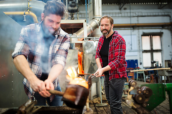 포토 JPG 서양인 외국인 응시 남자 예술 40대 중년 유리 실내 서기 미소 사람 상반신 20대 성인 두명 앞모습 잡기 아궁이 공예 체코 나무판자 유리공예 남자만 국내포토 시선 유럽 뷰포인트 모션 재질 표정 인종 청년 취미 내부 목재 파일형식