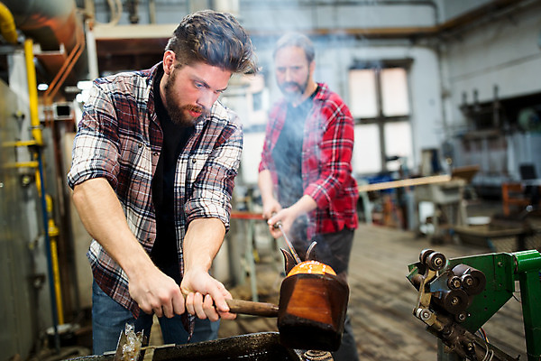 포토 JPG 서양인 외국인 응시 남자 예술 40대 중년 유리 실내 서기 미소 사람 상반신 20대 성인 두명 앞모습 잡기 아궁이 공예 체코 나무판자 유리공예 남자만 국내포토 시선 유럽 뷰포인트 모션 재질 표정 인종 청년 취미 내부 목재 파일형식