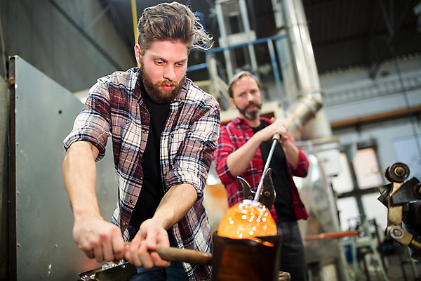 포토 JPG 서양인 외국인 응시 남자 예술 40대 중년 유리 실내 서기 사람 상반신 20대 성인 두명 앞모습 잡기 아궁이 공예 체코 나무판자 유리공예 남자만 국내포토 시선 유럽 뷰포인트 모션 재질 인종 청년 취미 내부 목재 파일형식