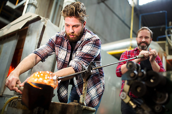 포토 JPG 서양인 외국인 응시 남자 예술 40대 중년 유리 실내 서기 사람 상반신 20대 성인 두명 앞모습 잡기 아궁이 공예 체코 나무판자 유리공예 남자만 국내포토 시선 유럽 뷰포인트 모션 재질 인종 청년 취미 내부 목재 파일형식