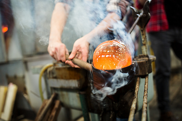 포토 JPG 서양인 외국인 손 남자 예술 40대 중년 유리 실내 서기 사람 20대 성인 두명 앞모습 신체부위 잡기 공예 체코 나무판자 유리공예 남자만 국내포토 유럽 뷰포인트 모션 재질 인종 청년 취미 내부 목재 파일형식