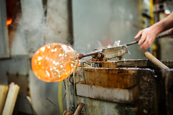 포토 JPG 서양인 외국인 손 남자 예술 유리 실내 서기 들기 사람 20대 성인 옆모습 잡기 공예 파이프 체코 유리공예 성인남자한명만 성인만 국내포토 유럽 뷰포인트 모션 재질 인종 청년 취미 내부 신체부위 남자한명만 성인남자만 파일형식