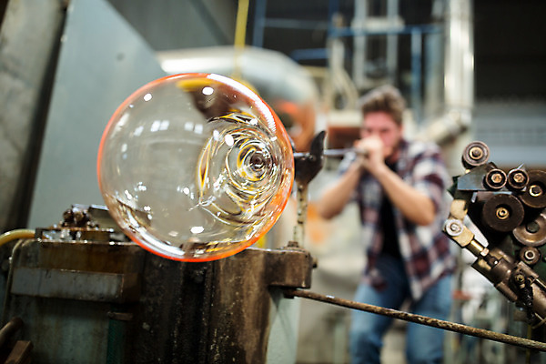 포토 JPG 서양인 외국인 남자 예술 유리 실내 한명 서기 들기 사람 상반신 20대 성인 앞모습 잡기 불기 공예 파이프 체코 유리공예 성인남자한명만 성인만 국내포토 1 유럽 뷰포인트 모션 재질 인종 청년 취미 내부 남자한명만 성인남자만 파일형식