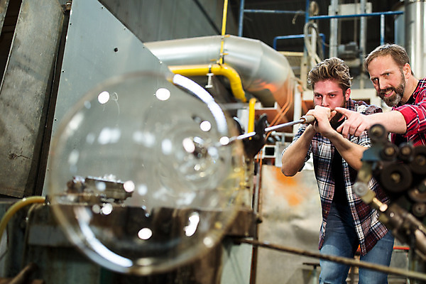 포토 JPG 서양인 외국인 남자 예술 40대 중년 유리 실내 서기 들기 사람 상반신 20대 성인 두명 앞모습 가리킴 잡기 불기 공예 파이프 체코 유리공예 남자만 국내포토 유럽 뷰포인트 모션 재질 인종 손짓 청년 취미 내부 파일형식