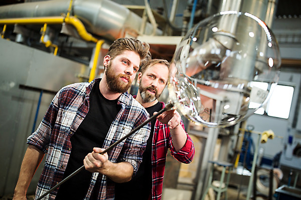 포토 JPG 서양인 외국인 남자 예술 40대 중년 유리 실내 서기 들기 사람 상반신 20대 성인 두명 앞모습 가리킴 잡기 공예 체코 유리공예 남자만 국내포토 유럽 뷰포인트 모션 재질 인종 손짓 청년 취미 내부 파일형식