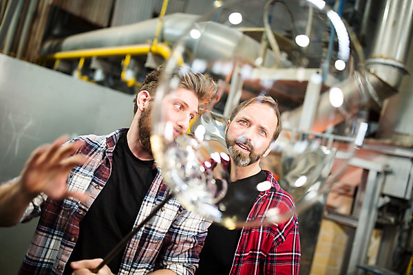 포토 JPG 서양인 외국인 남자 예술 40대 중년 유리 실내 서기 들기 사람 상반신 20대 성인 두명 앞모습 아웃포커스 가리킴 잡기 공예 파이프 체코 유리공예 남자만 국내포토 유럽 뷰포인트 모션 재질 촬영기법 인종 손짓 청년 취미 내부 파일형식