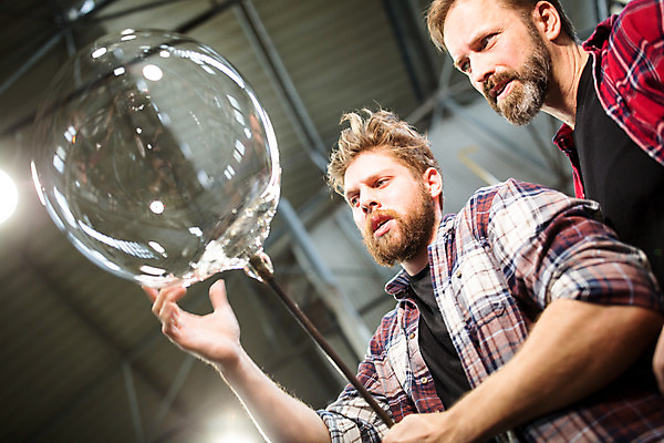 포토 JPG 서양인 외국인 남자 예술 로우앵글 40대 중년 유리 실내 서기 들기 사람 상반신 20대 성인 두명 앞모습 잡기 공예 파이프 체코 유리공예 남자만 국내포토 유럽 뷰포인트 모션 재질 인종 청년 취미 내부 파일형식