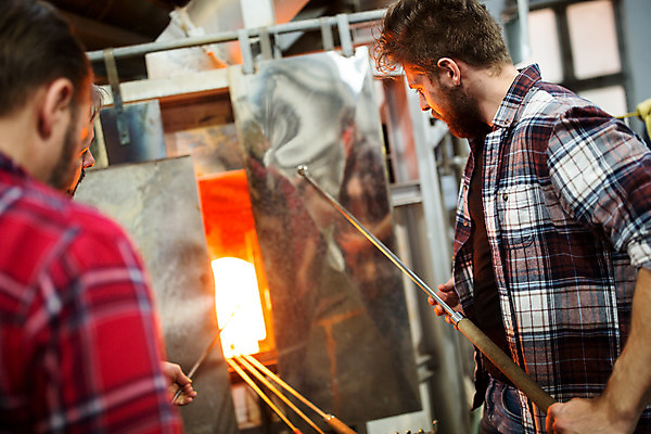 포토 JPG 서양인 외국인 응시 남자 예술 40대 중년 유리 실내 서기 들기 사람 상반신 20대 성인 두명 옆모습 뒷모습 아궁이 공예 파이프 체코 유리공예 남자만 국내포토 시선 유럽 뷰포인트 모션 재질 인종 청년 취미 내부 파일형식