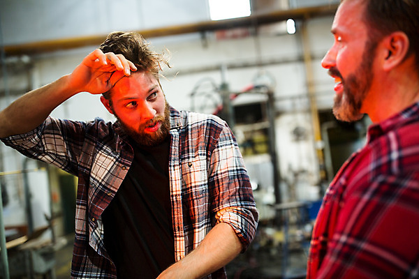 포토 JPG 서양인 외국인 응시 남자 예술 40대 중년 유리 실내 서기 사람 상반신 20대 성인 두명 앞모습 옆모습 아궁이 공예 땀 체코 유리공예 남자만 국내포토 시선 유럽 뷰포인트 모션 재질 인종 청년 취미 내부 파일형식