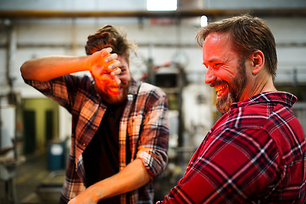 포토 JPG 서양인 외국인 응시 남자 예술 40대 중년 유리 실내 서기 미소 사람 상반신 20대 성인 두명 앞모습 옆모습 아궁이 공예 땀 체코 유리공예 남자만 국내포토 시선 유럽 뷰포인트 모션 재질 표정 인종 청년 취미 내부 파일형식