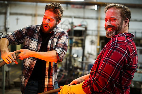 포토 JPG 서양인 외국인 응시 남자 예술 40대 중년 유리 실내 서기 미소 사람 상반신 20대 성인 두명 앞모습 옆모습 아궁이 공예 체코 유리공예 남자만 국내포토 시선 유럽 뷰포인트 모션 재질 표정 인종 청년 취미 내부 파일형식