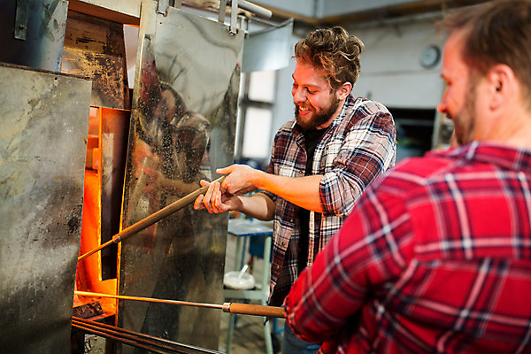 포토 JPG 서양인 외국인 응시 남자 예술 40대 중년 유리 실내 서기 미소 사람 상반신 20대 성인 두명 옆모습 뒷모습 아궁이 공예 체코 유리공예 남자만 국내포토 시선 유럽 뷰포인트 모션 재질 표정 인종 청년 취미 내부 파일형식