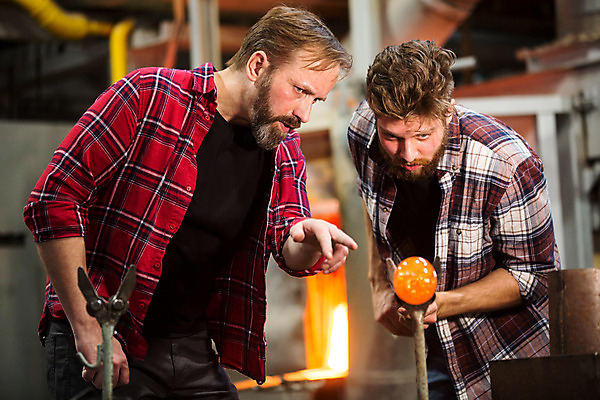 포토 JPG 서양인 외국인 응시 남자 예술 40대 중년 유리 실내 서기 사람 상반신 20대 성인 두명 앞모습 가리킴 아궁이 공예 파이프 체코 유리공예 남자만 국내포토 시선 유럽 뷰포인트 모션 재질 인종 손짓 청년 취미 내부 파일형식
